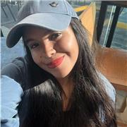 Profesor con formación en psicología y experiencia en el desarrollo de habilidades socioemocionales.